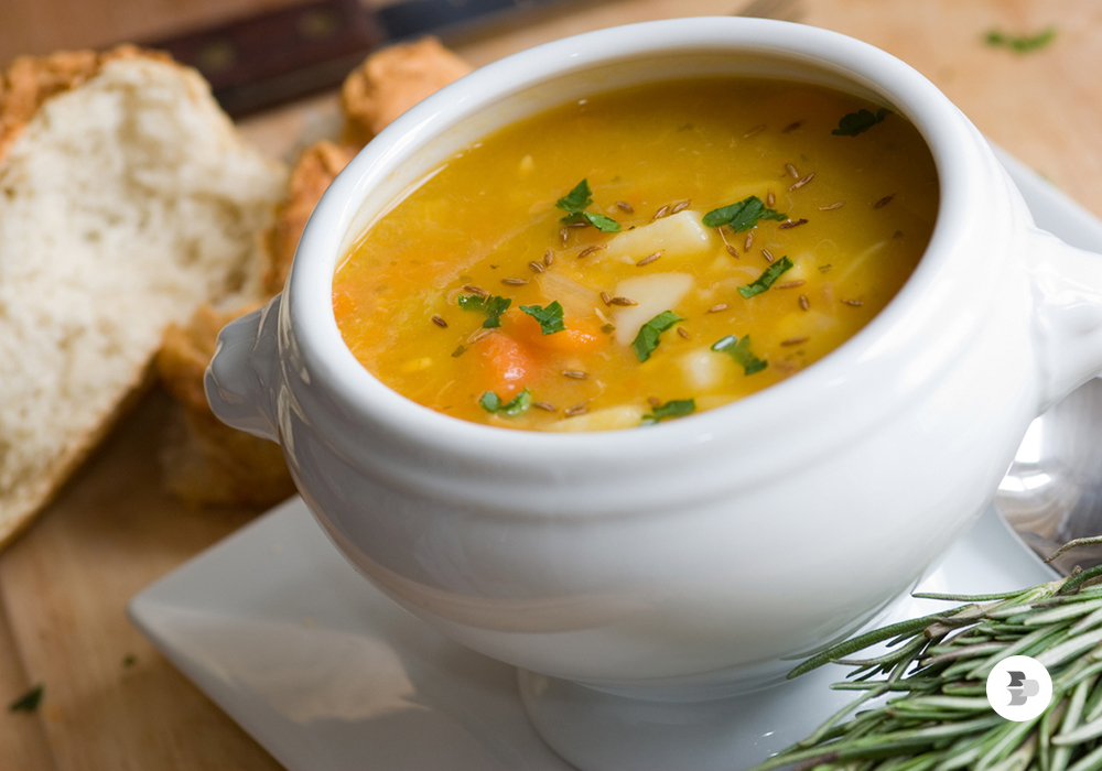 Uma pequena tigela com sopa de legumes. Receitas sopa.