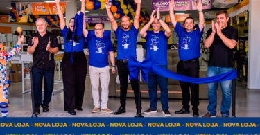 Descerramento da fita inaugural da nova filial da Lojas Colombo. Prudentópolis.